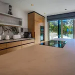 Luxury Seafront Aman With Pool Vila *