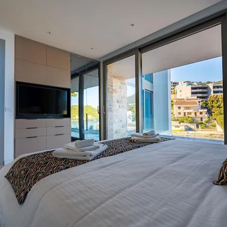 Luxury Seafront Aman With Pool Willa