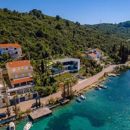 Villa Luxury Seafront Aman With Pool *