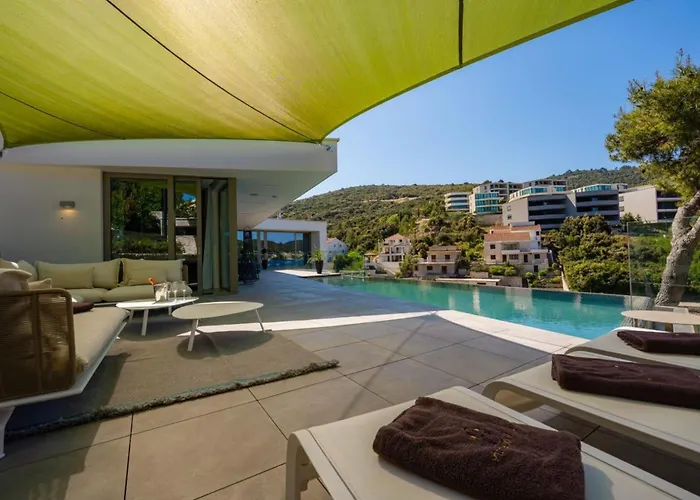 Villa Luxury Seafront Aman With Pool *