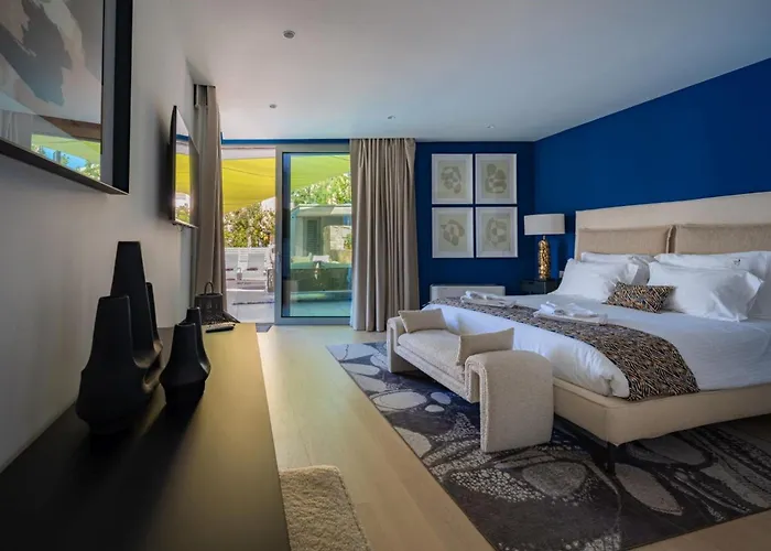 Luxury Seafront Aman With Pool