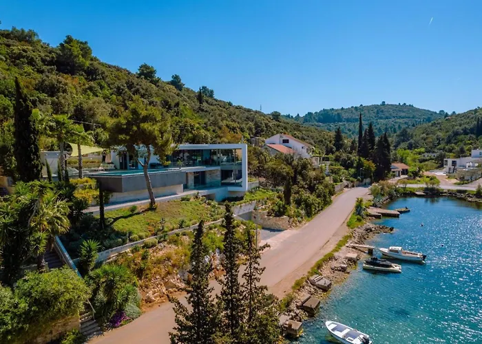 Luxury Seafront Aman With Pool Βίλα *