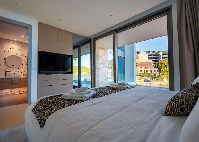 Luxury Seafront Aman With Pool Βίλα