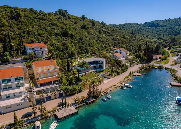 Βίλα Luxury Seafront Aman With Pool *
